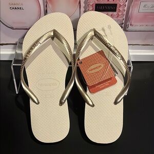 🧳🌎Havaianas Women's Gold Flip Flops (MSRP 35$) Size 6 NWT